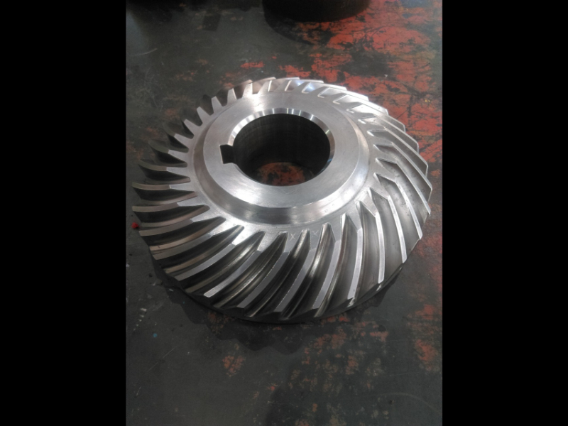 Corona cónica de dentado espiral mecanizada
